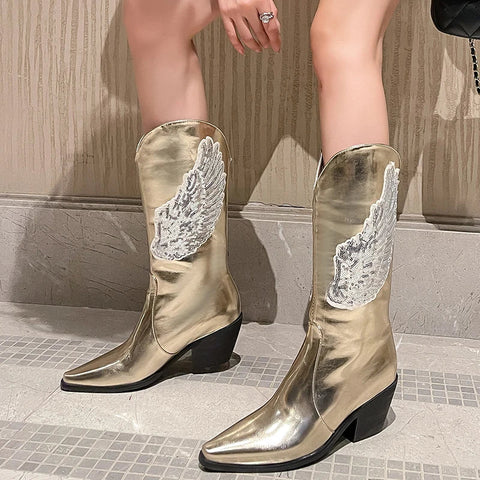 - Botas de mujer de talla grande con diseño de alas de ángel brillantes, lentejuelas, de longitud media, punta estrecha, tacones gruesos y cónicos, botines de baile sin cordones, color plateado 
