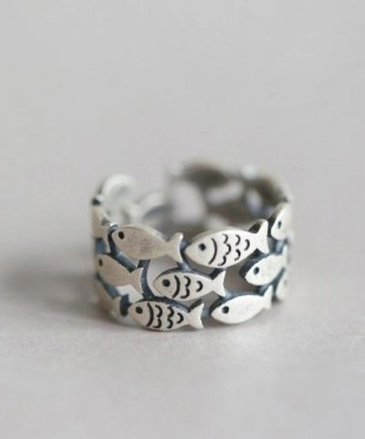 Kurze Seiden-Sterlingsilber-Ringe mit ausgehöhlten kleinen Fischen 