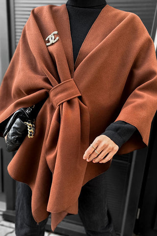 „Anything Is Possible“ – Lockerer Cape-Mantel aus Wolle mit Bindeband vorne 