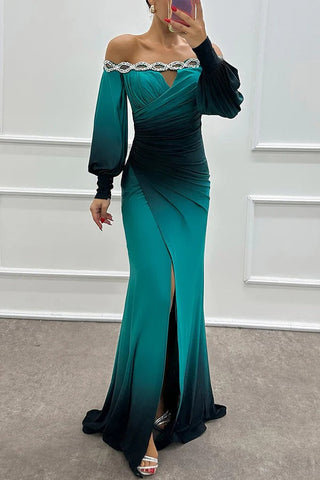 Vestido largo Julieta con escote barco, hombros descubiertos, abertura y detalle de gemas con estampado degradado