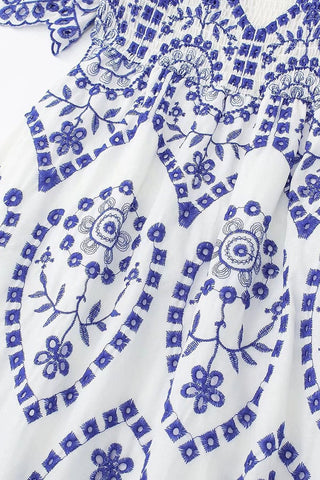 Vestido midi fruncido con volantes y encaje bordado Della 