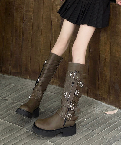 Lässige Stiefel aus Kunstleder in Armeegrün mit Schnallenriemen und Plateauabsatz 