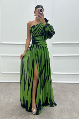 Vestido con diseño estampado de rosas y un solo hombro