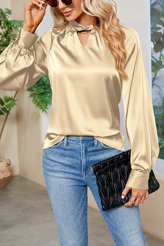 Blusa de satén con cuello abierto y diseño de planes de vuelo VIP 