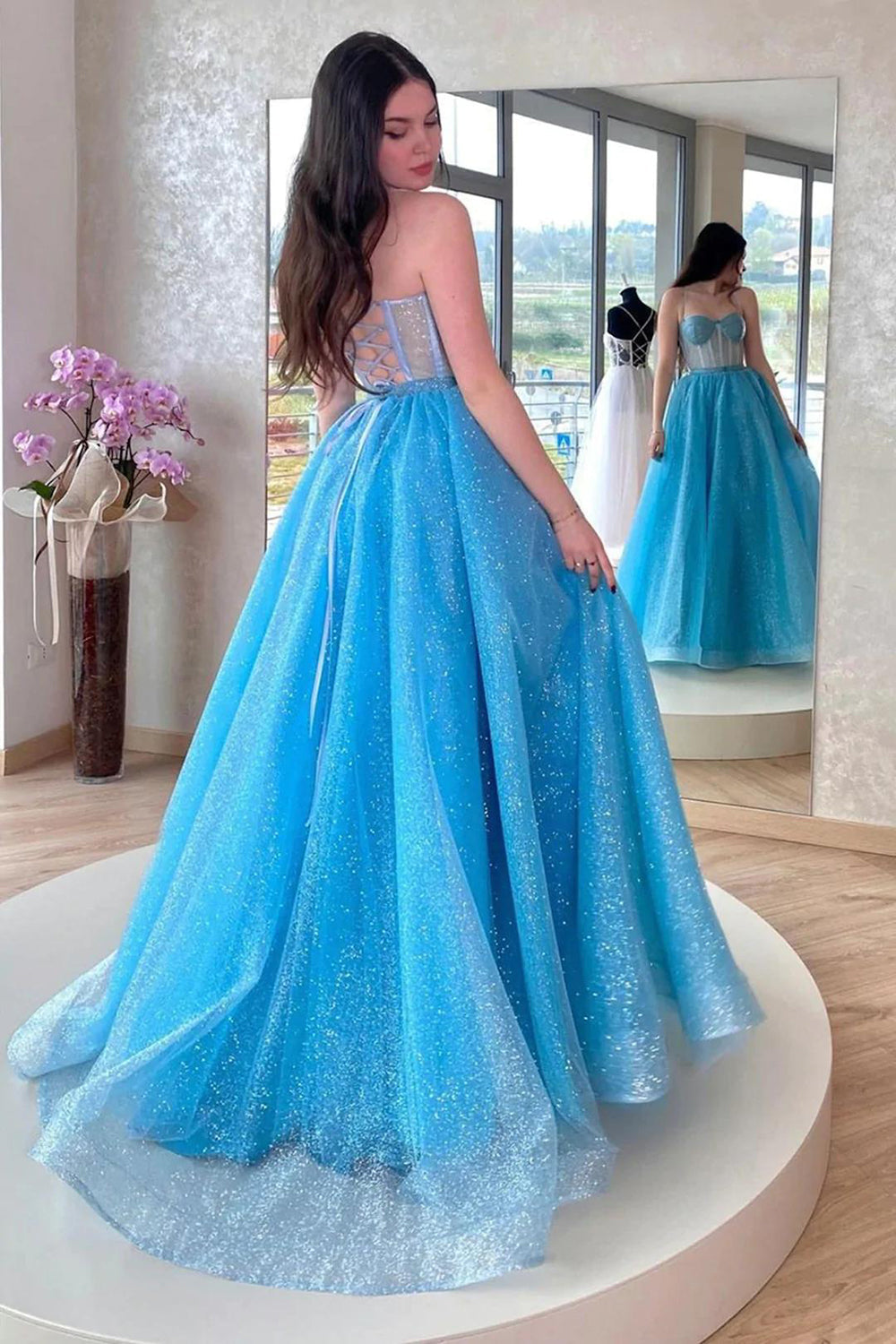 Vestido de fiesta largo azul claro con tirantes finos y apliques brillantes