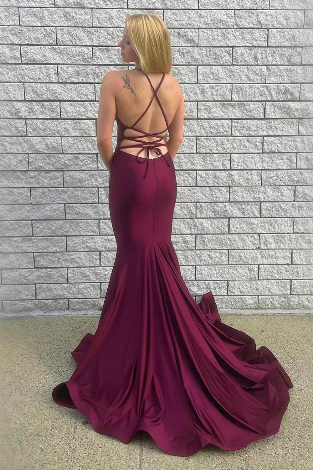 Meerjungfrauen-Abendkleid in Burgunderrot mit Spaghettiträgern und gekreuztem Rückenausschnitt