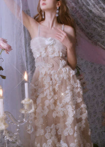Vestido de verano con tirantes finos de tul floral bordado en beige francés 