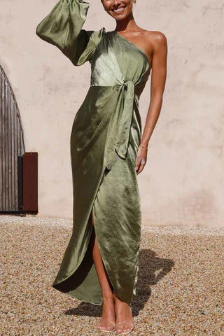 Endaring Romance – Maxikleid aus Satin mit One-Shoulder-Träger und Schlitz vorne zum Binden 