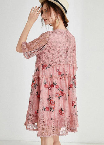 Vestido de verano vintage rosa con bordados calados y media manga 