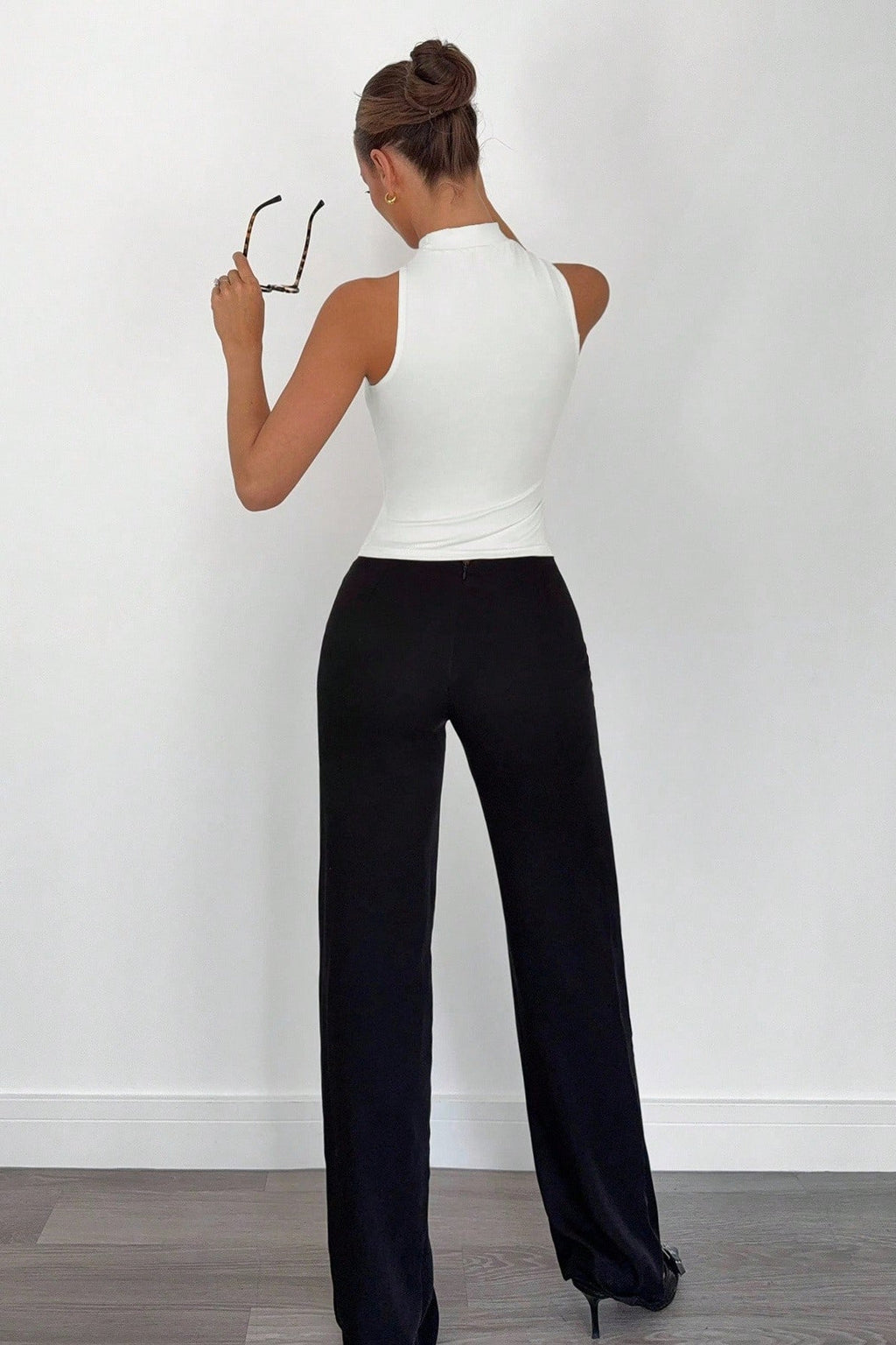Cut Out Shoulder High Neck Stretch Tank Top