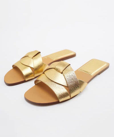 Pantuflas planas informales con tiras cruzadas en azul vaquero y punta abierta, verano 2025 