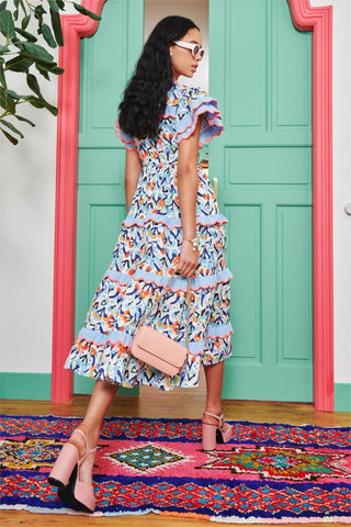 Vestido midi con cuello en V y volantes con bordado floral 