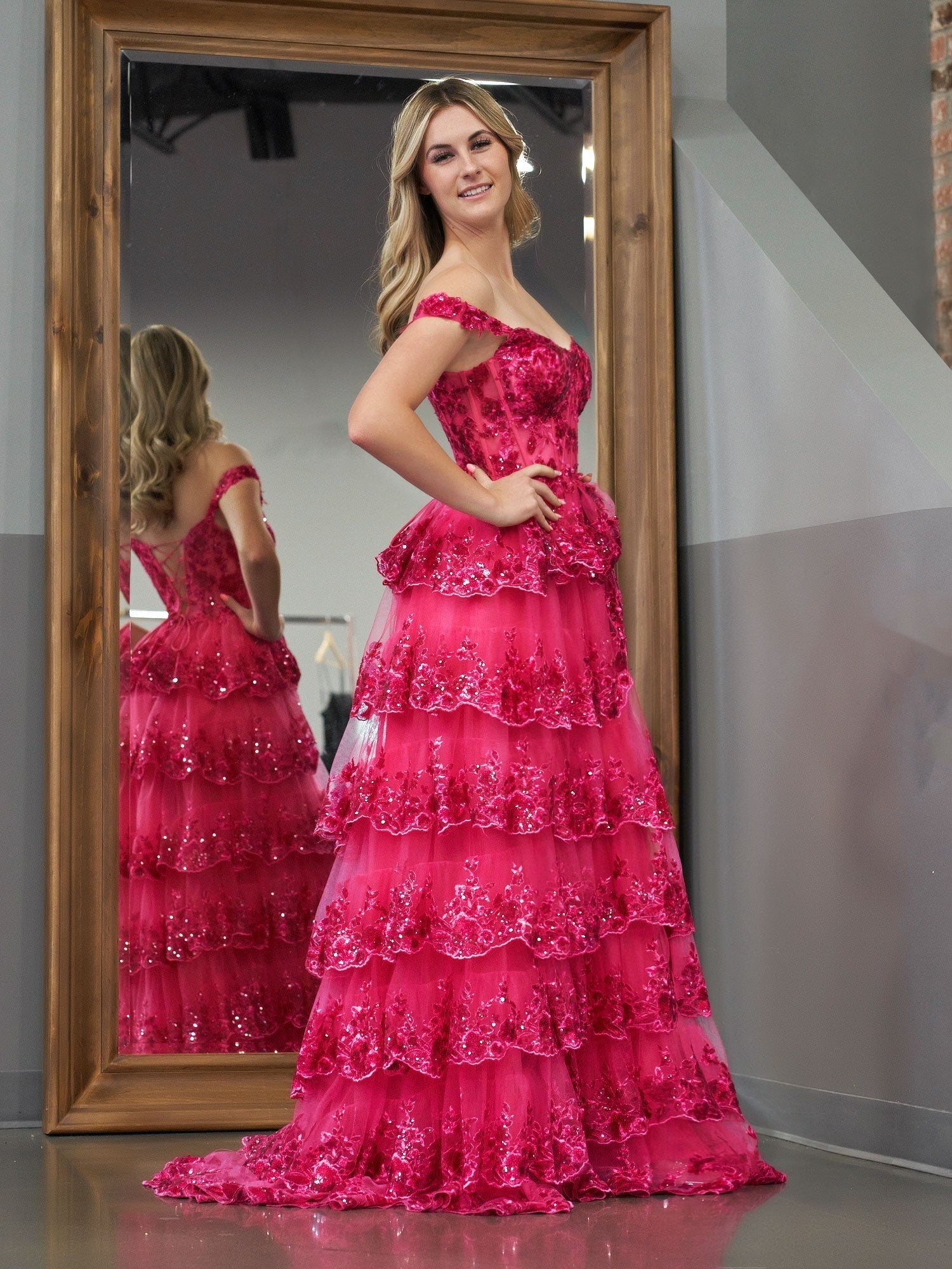 A-Linien-Abendkleid mit schulterfreiem Korsett und Spitzenrüschen