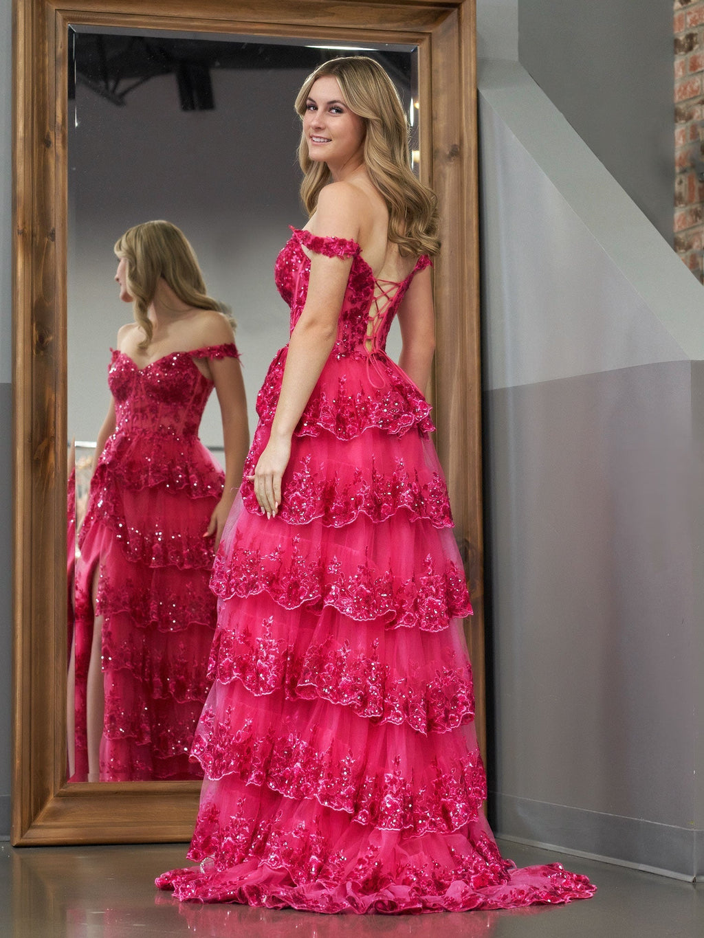 A-Linien-Abendkleid mit schulterfreiem Korsett und Spitzenrüschen