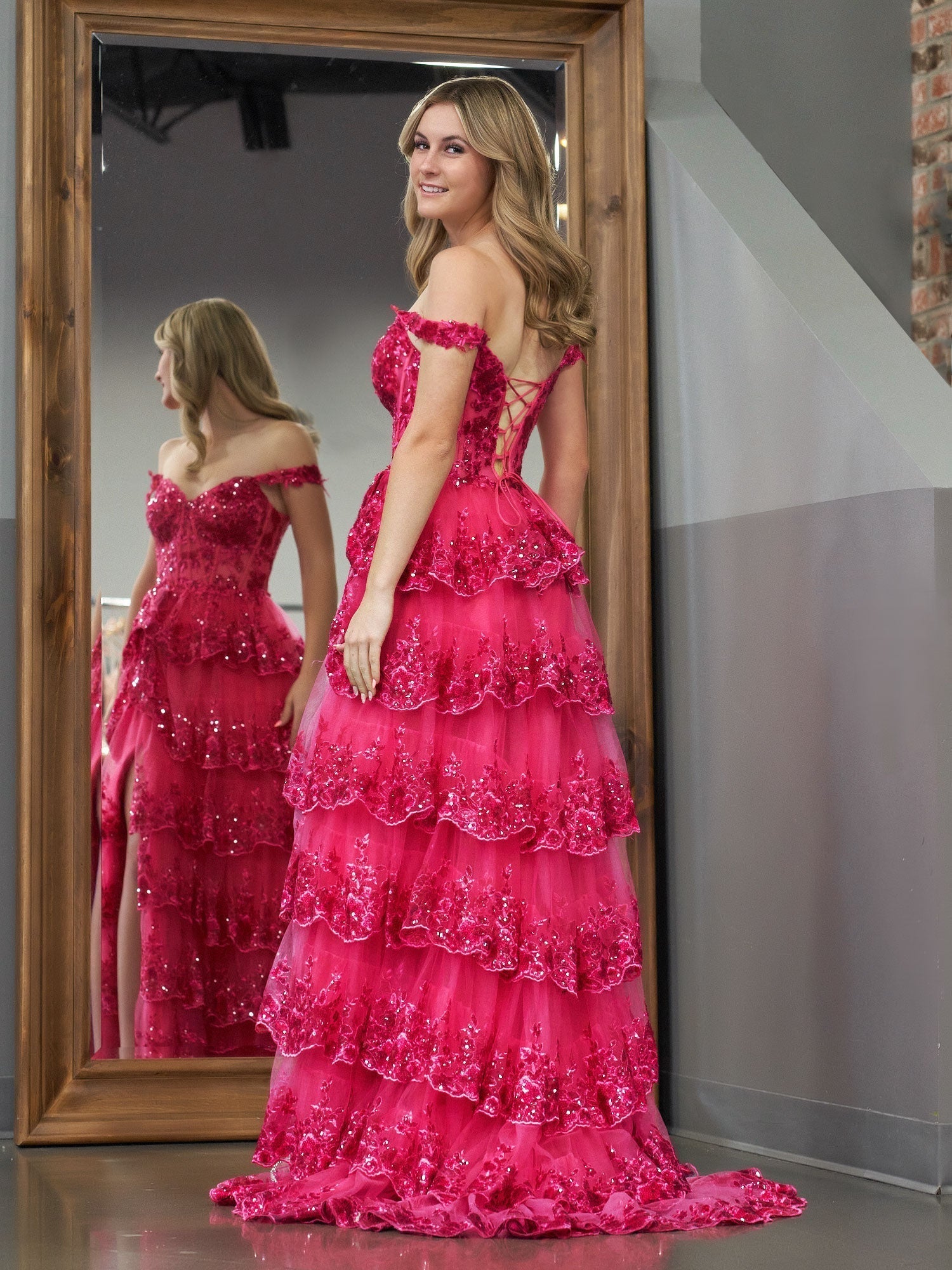 A-Linien-Abendkleid mit schulterfreiem Korsett und Spitzenrüschen