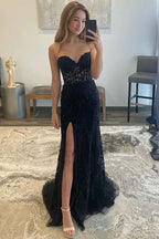 Vestido de fiesta de sirena con corsé sin tirantes y encaje con abertura