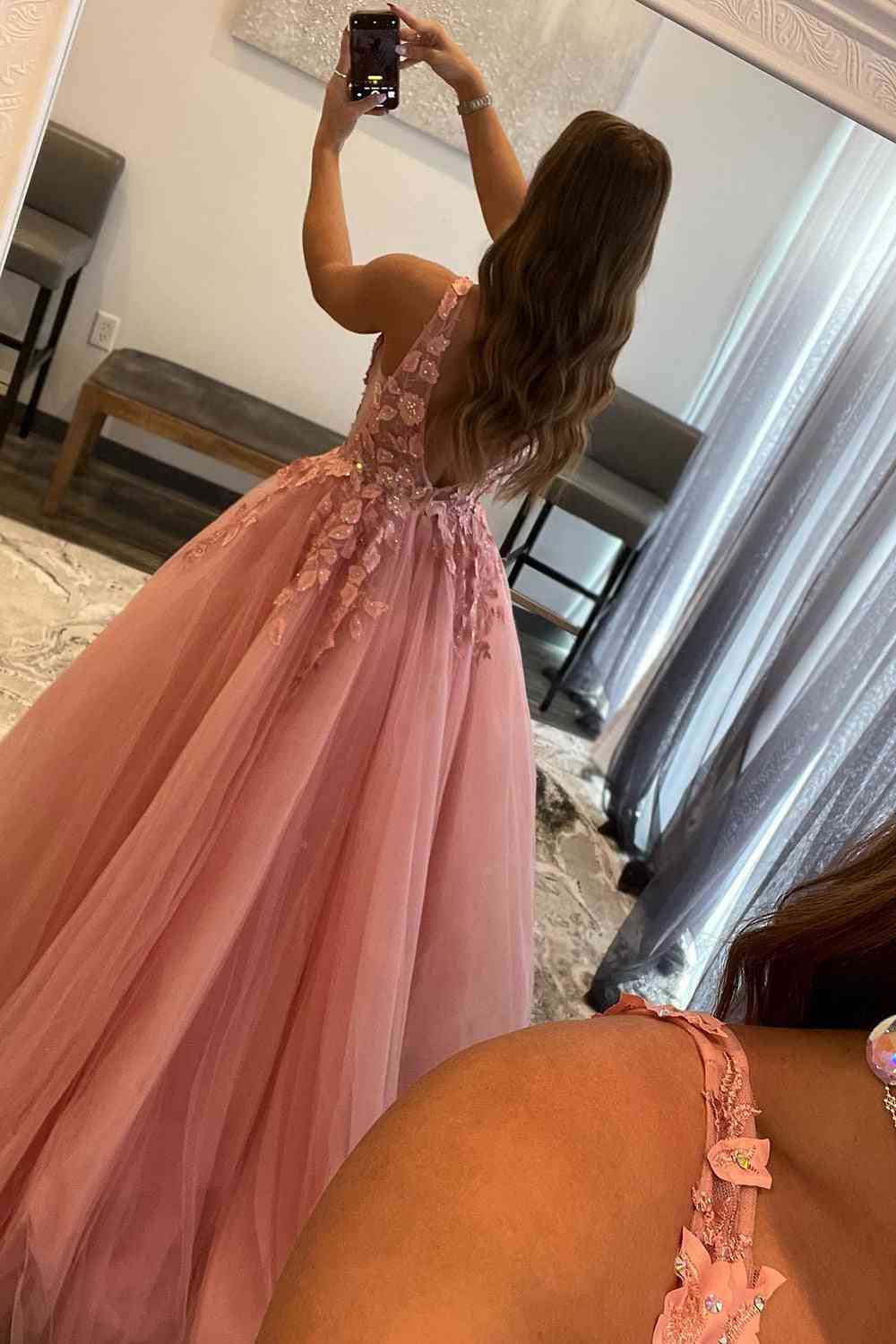 Vestido de fiesta largo de tul con escote en V y apliques en forma de A