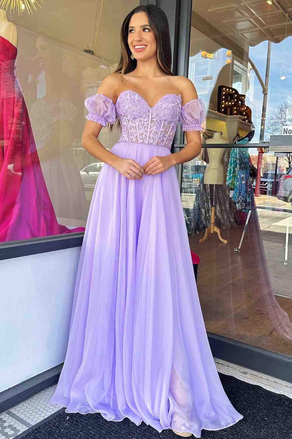 Schulterfreies, A-Linien-Abendkleid aus Chiffon mit Applikationen und Schnürung 
