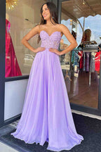 Schulterfreies, A-Linien-Abendkleid aus Chiffon mit Applikationen und Schnürung 