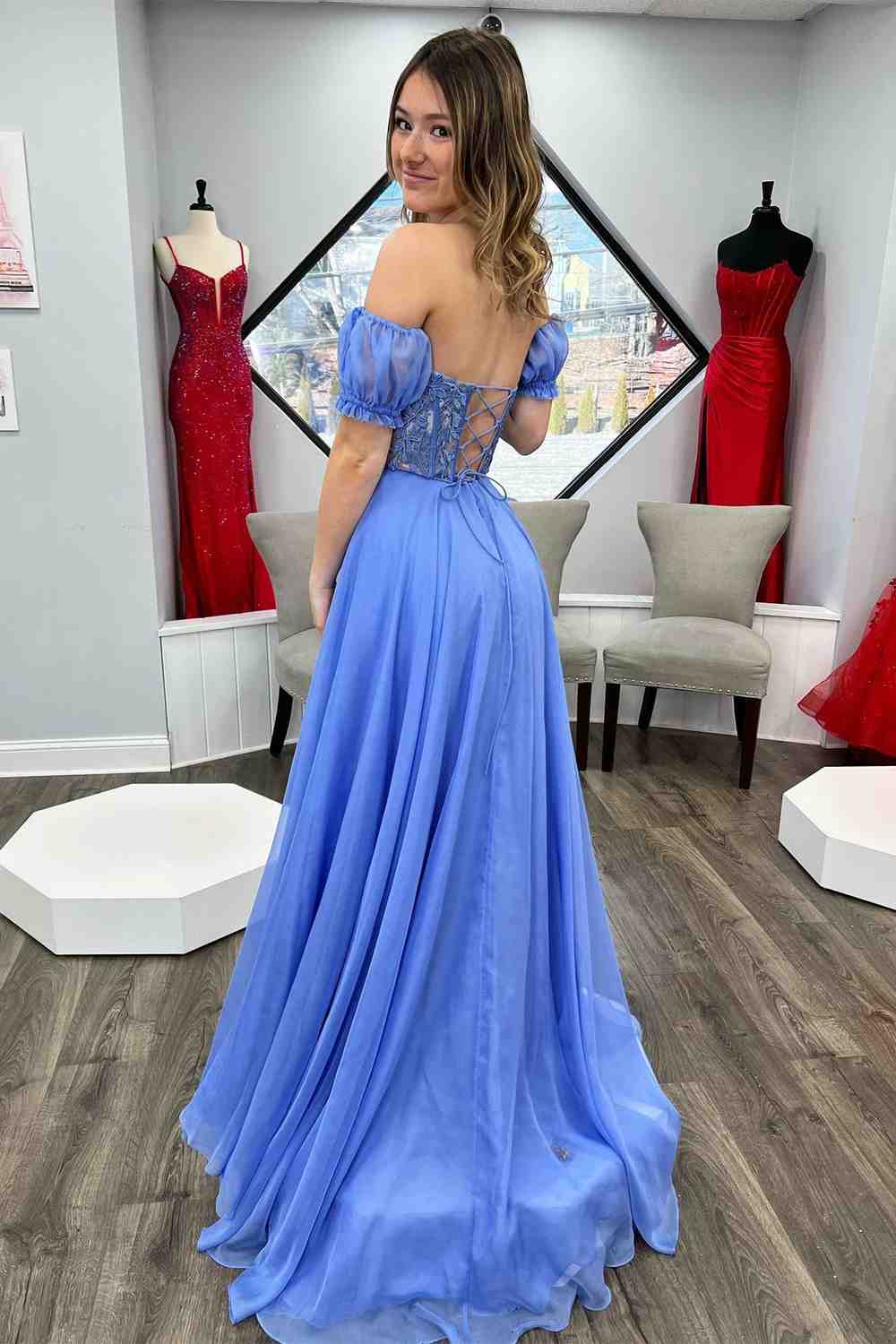 Schulterfreies, A-Linien-Abendkleid aus Chiffon mit Applikationen und Schnürung 
