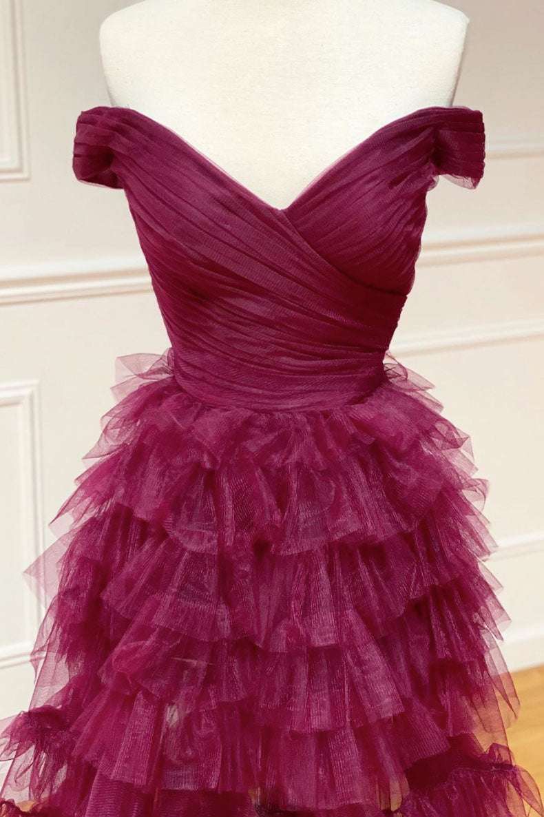 Schulterfreies, dunkelbeerfarbenes, plissiertes, transparentes Stufenkleid für den Abschlussball
