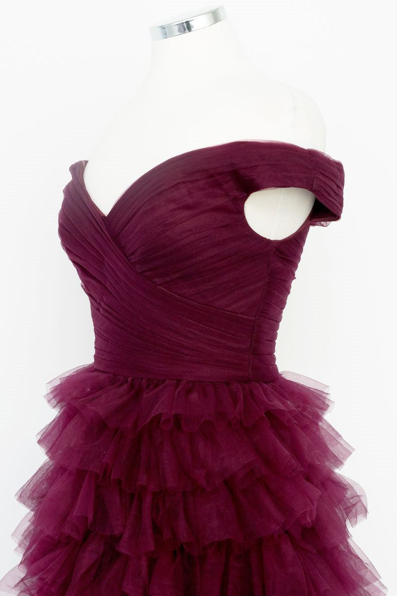 Schulterfreies, dunkelbeerfarbenes, plissiertes, transparentes Stufenkleid für den Abschlussball