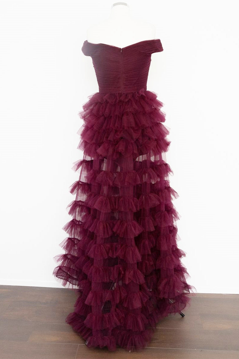 Schulterfreies, dunkelbeerfarbenes, plissiertes, transparentes Stufenkleid für den Abschlussball