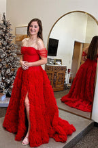 Vestido de fiesta de tul con volantes y hombros descubiertos con abertura