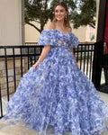 Schulterfreies, blaues, geblümtes, gerüschtes Tüll-Abendkleid