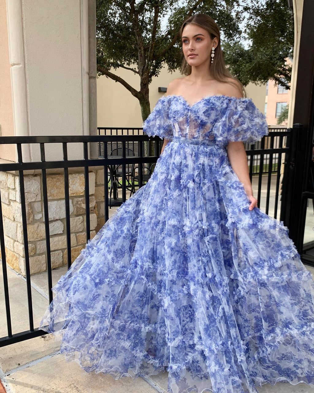 Schulterfreies, blaues, geblümtes, gerüschtes Tüll-Abendkleid
