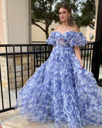 Schulterfreies, blaues, geblümtes, gerüschtes Tüll-Abendkleid
