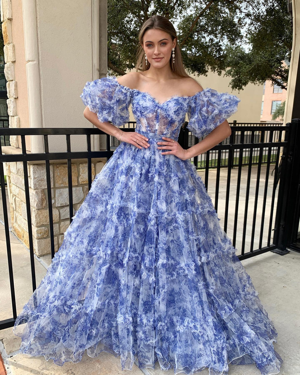 Schulterfreies, blaues, geblümtes, gerüschtes Tüll-Abendkleid