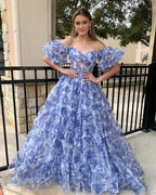 Schulterfreies, blaues, geblümtes, gerüschtes Tüll-Abendkleid