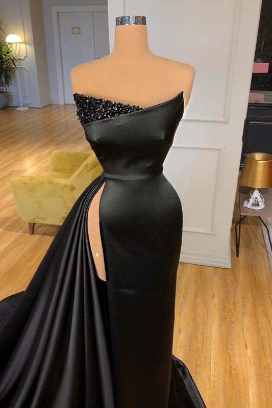 Glamouröses schwarzes Ballkleid mit Schlitz und Perlenstickerei, lang
