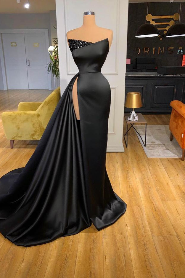 Glamouröses schwarzes Ballkleid mit Schlitz und Perlenstickerei, lang