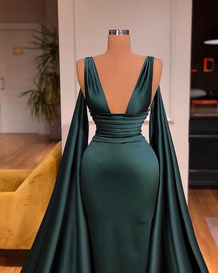 Glamouröses, ärmelloses Meerjungfrauen-Abendkleid mit tiefem V-Ausschnitt und Rüschen.