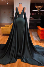 Glamouröses, ärmelloses Meerjungfrauen-Abendkleid mit tiefem V-Ausschnitt und Rüschen.
