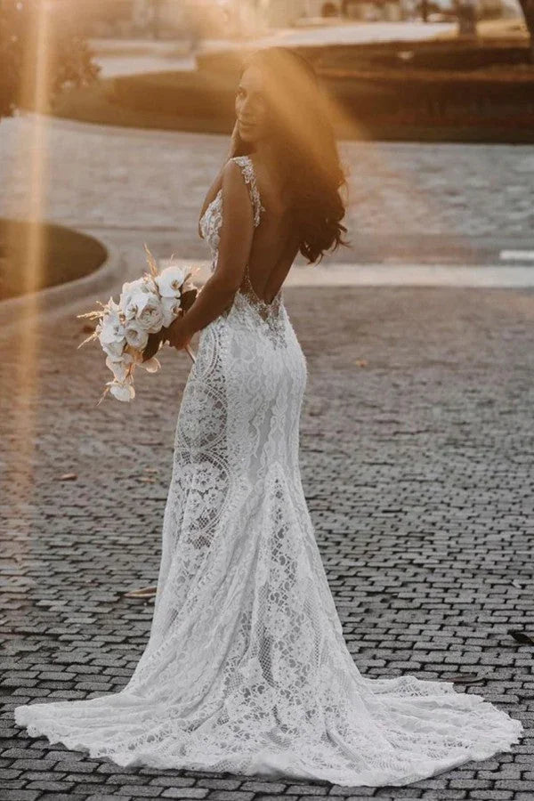 Glamouröses langes Meerjungfrauen-Hochzeitskleid mit V-Ausschnitt, breiten Trägern, Applikationen, Spitze und offenem Rücken