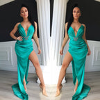 Glamouröses, ärmelloses, langes Ballkleid mit V-Ausschnitt und Schlitz.