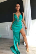 Glamouröses, ärmelloses, langes Ballkleid mit V-Ausschnitt und Schlitz.
