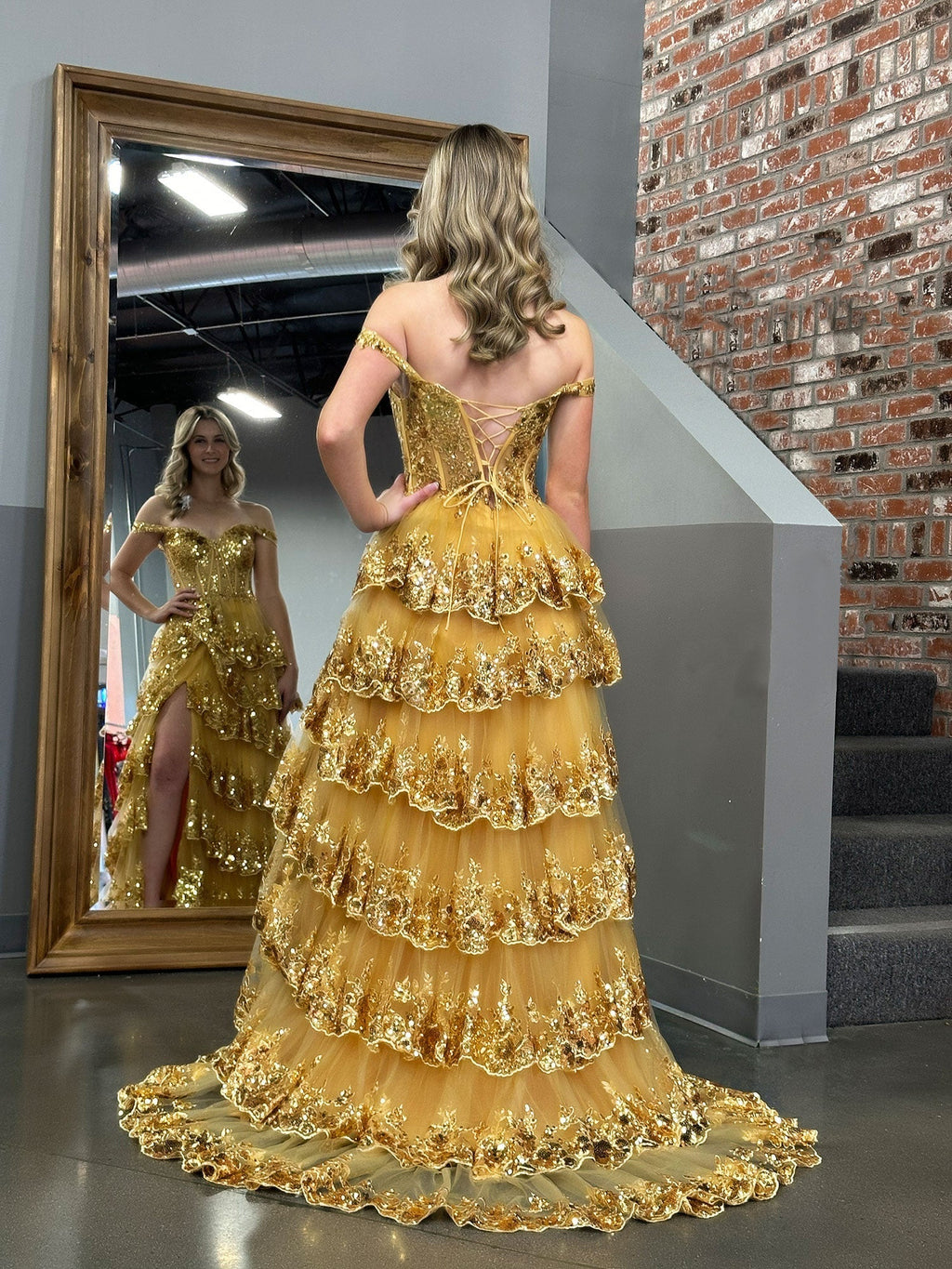 Vestido de fiesta con corsé, hombros descubiertos y volantes de encaje