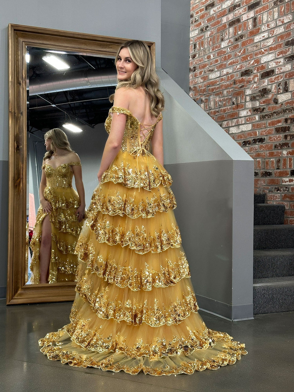 Vestido de fiesta con corsé, hombros descubiertos y volantes de encaje