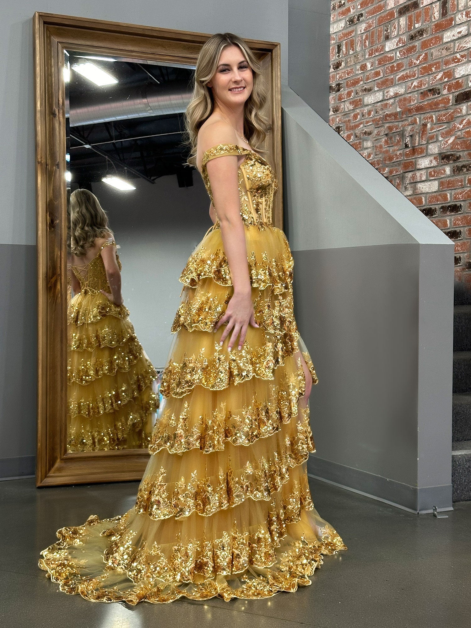 A-Linien-Abendkleid mit schulterfreiem Korsett und Spitzenrüschen