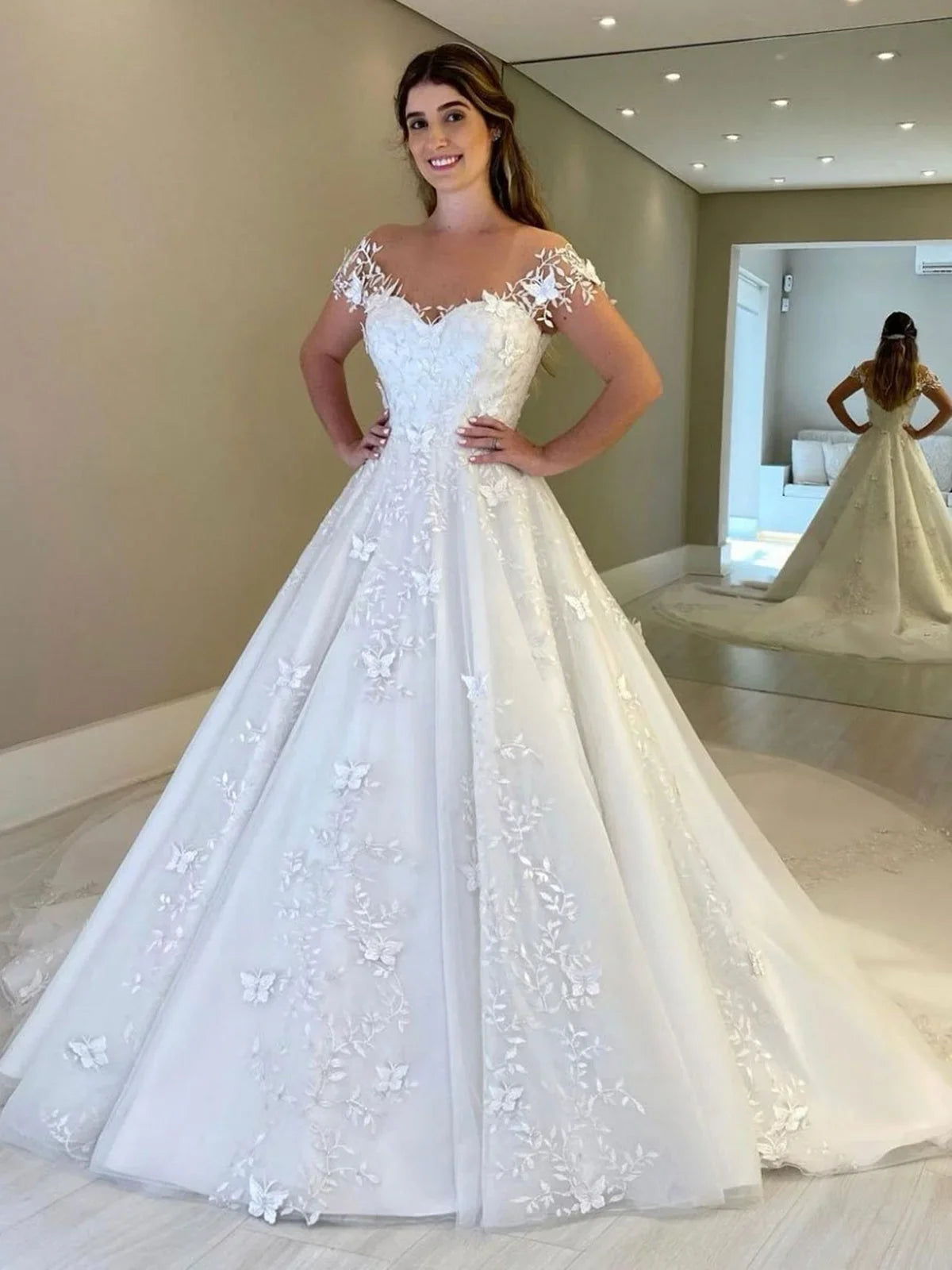 Hermosos vestidos de novia largos de corte A con hombros descubiertos, encaje, espalda abierta y mangas cortas