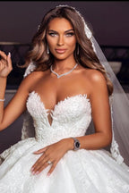 Hermoso vestido de novia largo de tul con escote en forma de corazón y apliques de encaje