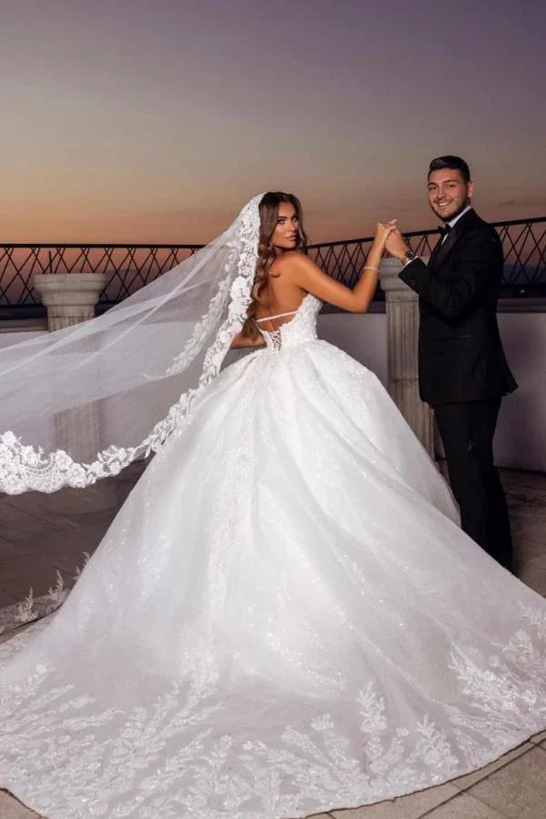 Hermoso vestido de novia largo de tul con escote en forma de corazón y apliques de encaje