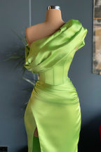 Hermoso vestido largo de fiesta de noche con abertura en un hombro