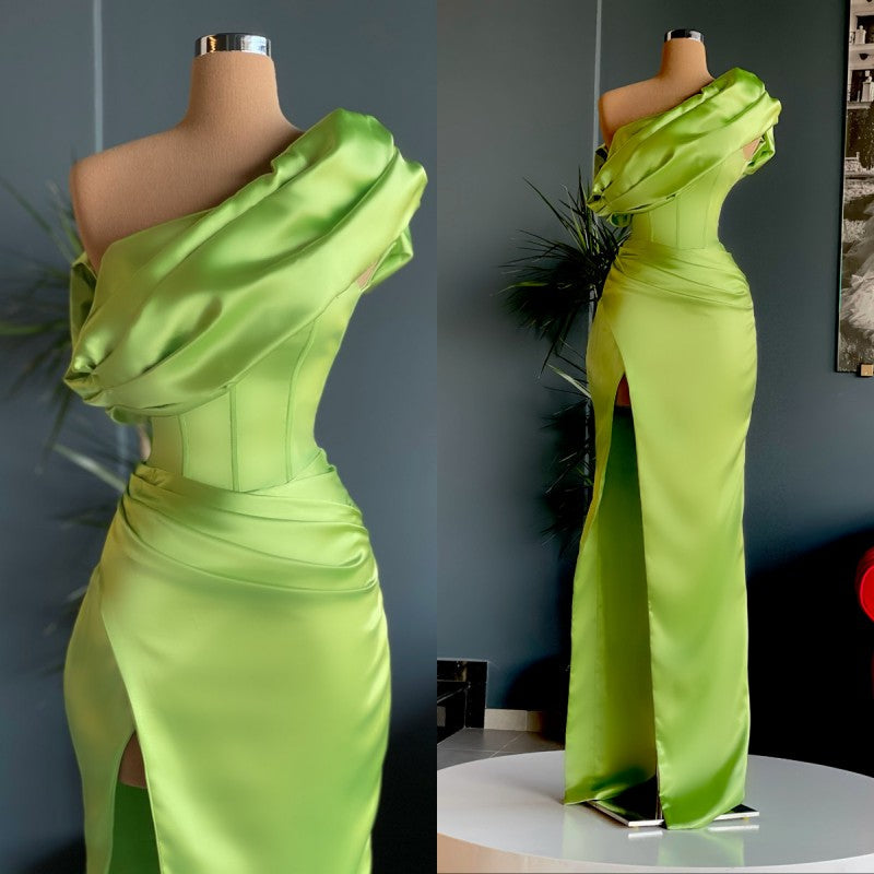 Wunderschönes langes Abendkleid mit einseitig geschlitzter Schulterpartie