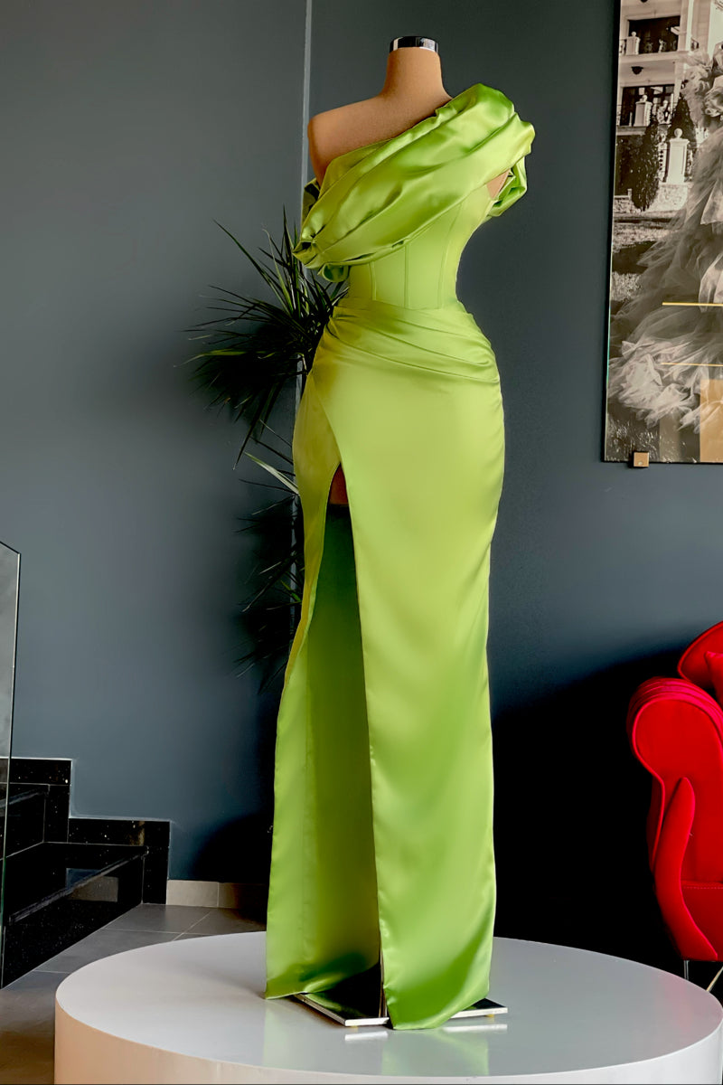 Wunderschönes langes Abendkleid mit einseitig geschlitzter Schulterpartie