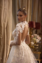 Wunderschönes, langärmeliges, A-Linien-Brautkleid aus juwelenbesetztem Tüll mit offenem Rücken und Schlitz
